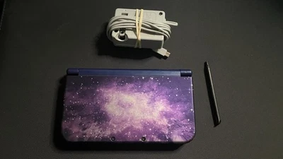 Nueva consola Nintendo 3DS XL Galaxy púrpura con cargador y lápiz óptico - Funciona Foto 1 de 4