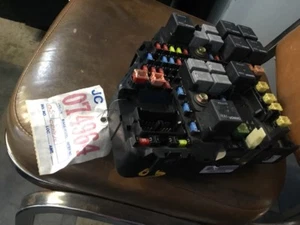2005 Cadillac CTS Fuse Box Relay Unit P25771220 Module  - Picture 1 of 4