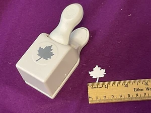 "Perforadora de papel Martha Stewart hoja de arce, 1"" X 1/8"" de alto" - Imagen 1 de 3