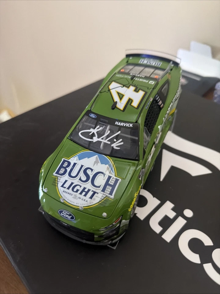Autografiado Kevin Harvick Doitforthefarmers Busch Light 1:24 Foto 1 de 2