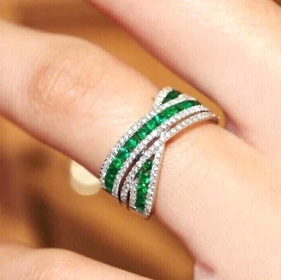 Alianza de boda simulada de 2 quilates corte redondo verde esmeralda enchapada en oro blanco de 14 quilates Foto 1 de 4