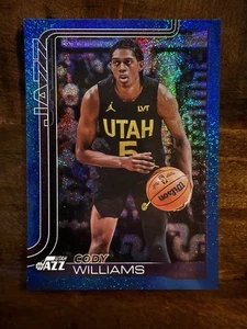 2025-26 Topps Flagship Cody Williams blu glitter Utah Jazz #130 - Foto 1 di 2