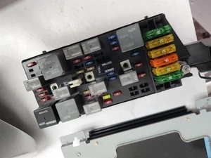 97-04 Corvette C5 Fuse Box Block Fusebox Underhood with LID 15329394 Good USED - Picture 1 of 2