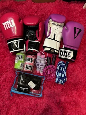 Juego de guantes de boxeo TITLE + envolturas de manos + paquete de cuerdas para saltar - nunca usados Foto 1 de 4