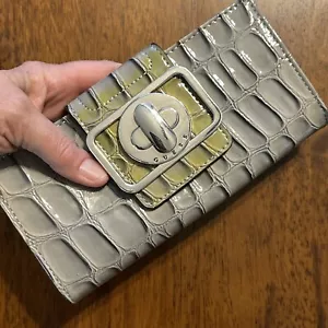 Portafoglio frizione Guess grigio finta fisarmonica pieghevole in pelle di coccodrillo - Foto 1 di 14