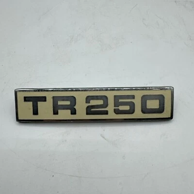 Insignia maletero Triumph Cloisonne y cromo "TR 250" 622262 Foto 1 de 4