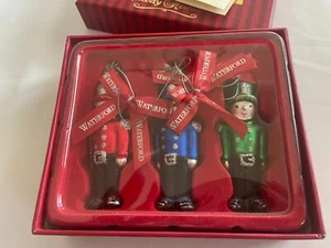 Waterford Holiday Erbstück Spielzeug Soldat 3er-Set in Schachtel Glasornamente rotes Band - Bild 1 von 5