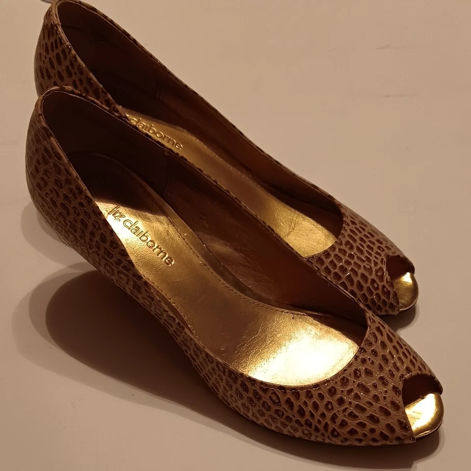 Liz Claiborne 蛇纹印花皮革金色斑点露趾尺寸 8 一脚蹬职业高跟鞋 — 第 1/4 张图片