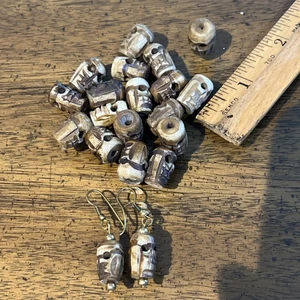 Vintage geschnitzte Totenkopf Perlen 20 Perlen (davon 1 Paar), Material unbekannt / Glas? - Bild 1 von 6