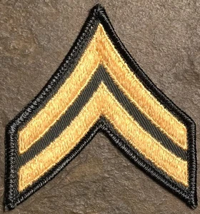 TOPPA ABITO E-4 STRISCE CAPORALE ESERCITO AMERICANO Vietnam anni 60 bordo merrowed NOS VINTAGE 3" - Foto 1 di 5