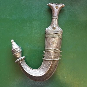 DJAMBYA YEMENITE. POIGNÉE ET FOURREAU RECOURBE A ÂME DE BOIS RECOUVERTE DE MÉTAL - Picture 1 of 9