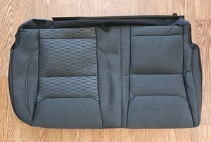 Cubierta de asiento trasero inferior lado pasajero Dodge Ram 1500 doble cabina 2019-2025 de fábrica  - Imagen 1 de 6