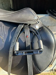 Prestige Roma Jump Springsattel 18“ 32 Kammer inkl. Steigbügel etc. - Bild 1 von 9