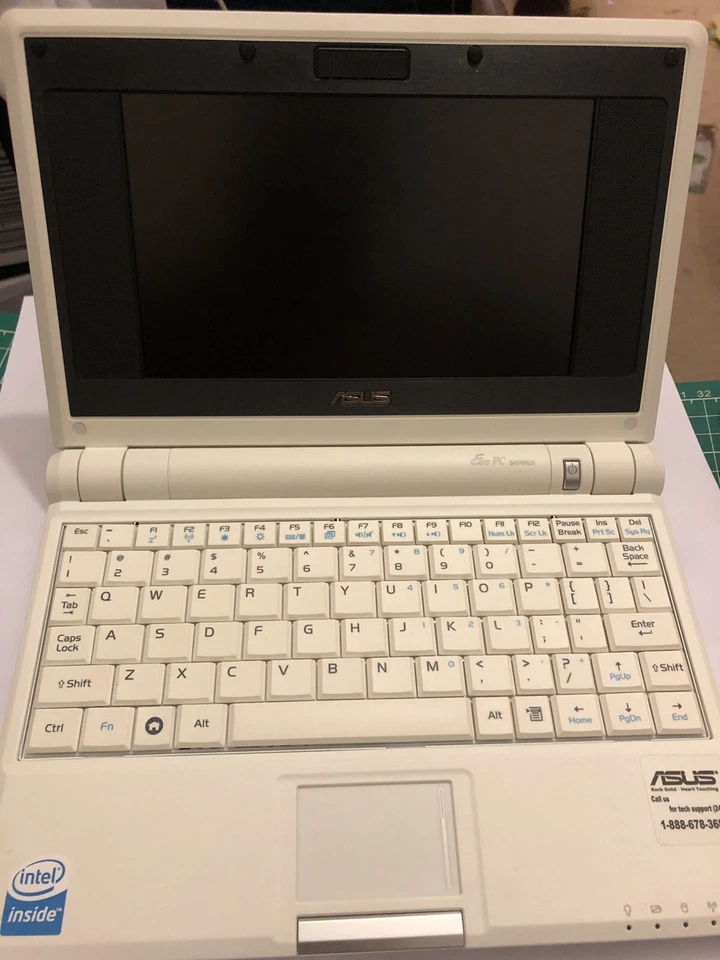 ASUS Eee PC SSD 2G Surf white Netbook with ac power supply  - Image 1 of 4