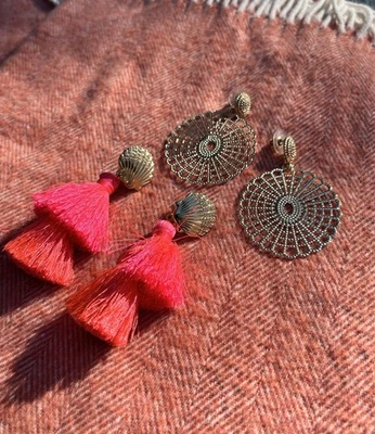 Pendientes de flecos con borla de cristal dorado Lilly Pulitzer - Juego de filigrana gratis Foto 1 de 3