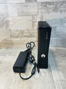 Microsoft Xbox 360 S Slim Schwarz Matt Konsole 1439 System für Teile oder Reparatur - Bild 1 von 7