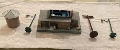 Vtg Tyco HO Scale Freight Station Building & Figures 6.9 " X 3.5" F 3" Extras! - Image 1 of 4