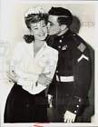 1943 photo de presse soldat James Drosty embrasse actrice Grace McDonald à Hollywood