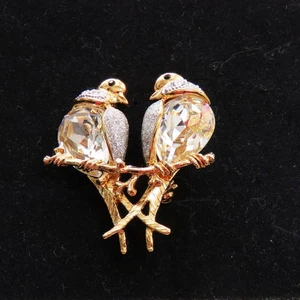 Goldfarbene Lovebirds Brosche mit kristallklarem Bauch und Strass - Bild 1 von 5