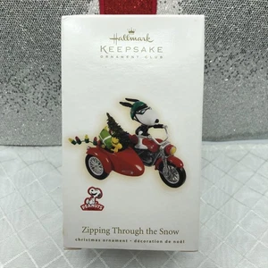 Ornamento Hallmark Keepsake Peanuts Snoopy nuovo con scatola cerniera attraverso la neve 2009 - Foto 1 di 6