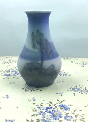 Jarrón Royal Copenhagen #37 río de agua azul con árboles hecho en Dinamarca firmado Foto 1 de 4