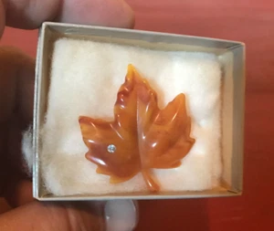 Vintage Avon Lucite Maple Leaf w/Single Clear Rhinestone Brooch Pin in Box!! - Picture 1 of 9