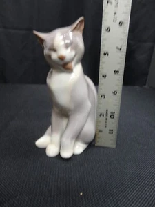 Statuina gatto gattino ROYAL COPENHAGEN Bing Grondahl B&G Danimarca #2465 leccare 5,5" - Foto 1 di 8