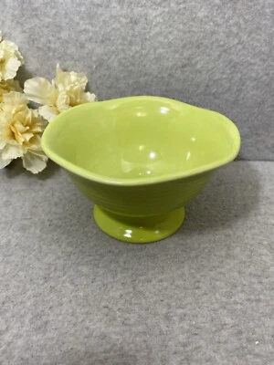 CRATE & BARREL  ICE CREAM SUNDEA BOWL CERAMIC SCALLOPED EDGE 5.5 INCHES - Image 1 of 3