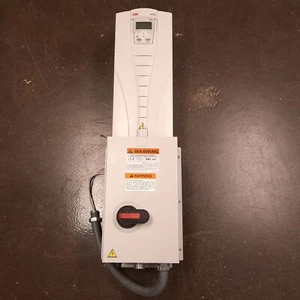 ABB ACH550-PDR-045A-4 VFD & trennen, 3PH 380-480VAC Eingang, 0-500 Hz, 30 PS - Bild 1 von 9