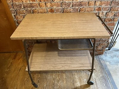 Carro de licor vintage moderno de mediados de siglo con barra de metal y fórmica rodante años 1950-60 Foto 1 de 4