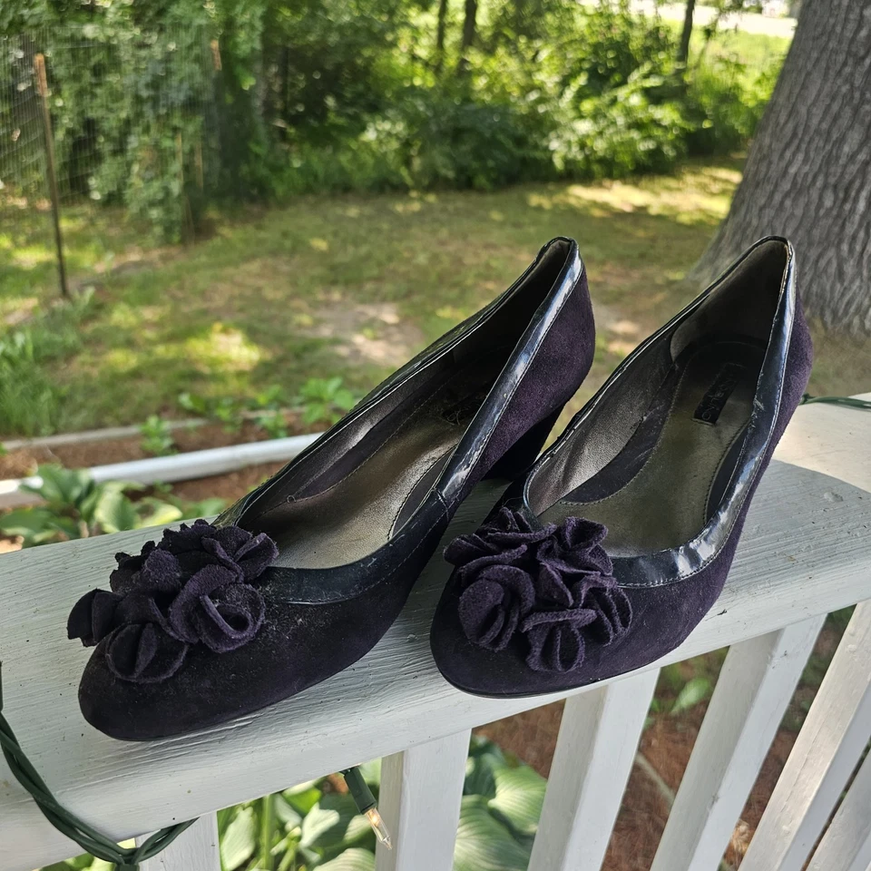 Tacones de tacón de cuña de gamuza púrpura de cuero Bandolino para mujer talla 10 con flores Foto 1 de 4