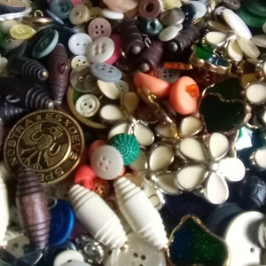 1 Pound Of Assorted Modern Novelty And Vintage Buttons Mixed Lot Bag # 26 - Picture 1 of 5