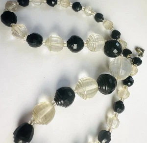 Collana Vintage Art Deco Stampato Vetro Pressato Perline Arte Vetro Nero e Trasparente - Foto 1 di 6