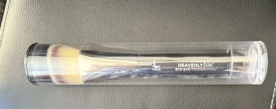 It Cosmetics Heavenly Skin Perfecting Complexion Bye Bye Foundation Brush - Image 1 of 4