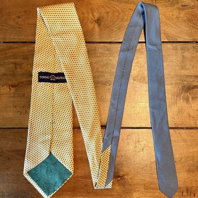 Corbata de Colección Tommy Hilfiger Hombres Italiana 100% Seda Amarillo Azul Estrellas EE. UU. Foto 1 de 4
