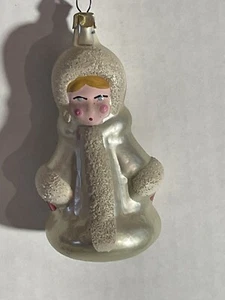 Vintage Glas Ornament Mädchen mit silber & weiß Pelz Kapuze Mantel rote Handschuhe 3" groß - Bild 1 von 7