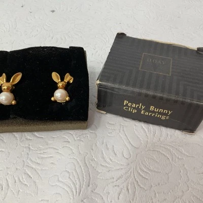 Винтажные золотистые серьги Avon с жемчужным кроликом и стойками из хирургической стали - Изображение 1 из 2