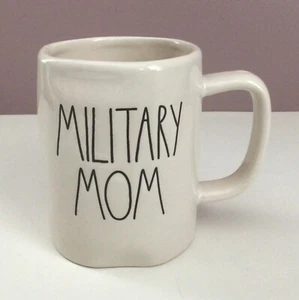 Taza Rae Dunn *MAMÁ MILITAR* Colección Artesanal de Magenta Café/Té Blanco/Negro - Imagen 1 de 8