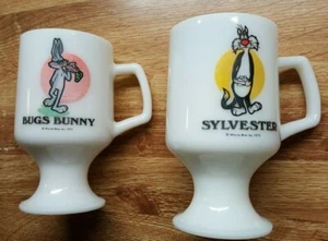 1975 WB Bugs Bunny & Sylvester Kitt Tat Katze Becher mit Standfuß Milchglas - Bild 1 von 6