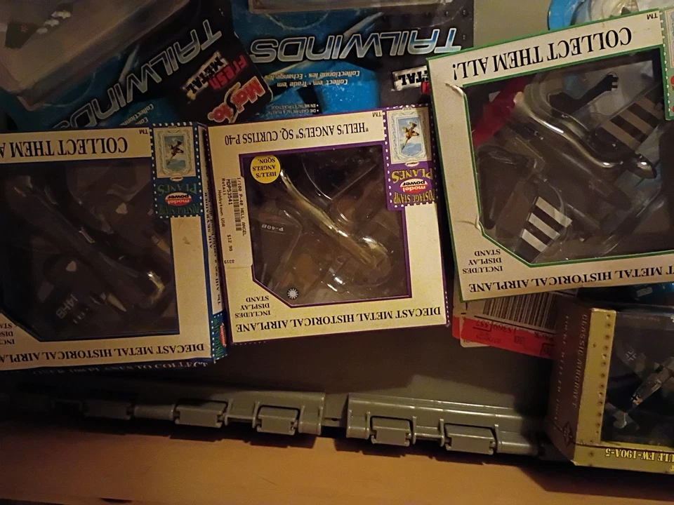 Avión Diecast con Soporte No.5392 P-80 Shooting Star 1/100 Históricamente Preciso Nuevo en Caja Foto 1 de 4