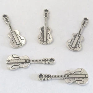 LOT de 8 PENDENTIFS ARGENTES perles breloques GUITARES MUSIQUE 27 x 5mm bijoux - Foto 1 di 1
