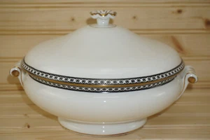 Wedgwood Colonnade Covered Serving Bowl, 8 1/8" - Picture 1 of 8