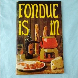 Fondue Is In' Donna Grimes Potpourri Press 1970 Cookbook Recipes Entertaining - Foto 1 di 13