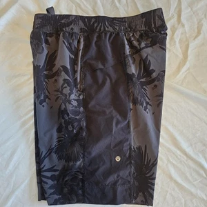 Lululemon Shorts Herren Gr. M geblümt grau schwarz ohne Futter Training Kordelzug Strand - Bild 1 von 9