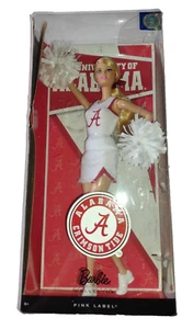 Barbie Università dell'Alabama Bambola Cheerleader Etichetta Rosa Nuova - Foto 1 di 7