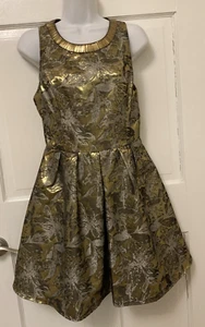 ASTR kurzes Kleid gold lahm mit silbernen Blumen ärmellos Plissee Größe M - Bild 1 von 9