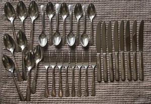 DEBONAIR 1938 por Oneida - Juego de cubiertos de 32 piezas de placa de plata puritana para 8 - Imagen 1 de 9