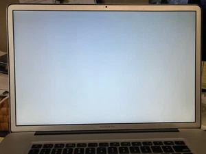 17"2009 Macbook Pro Matte screen "GREAT SHAPE" - Afbeelding 1 van 6