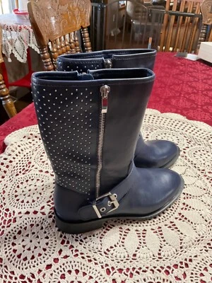 🎈Bota Steven Steve Madden Zain 7M Tachuelas, Cremallera, Hebilla Cuero AZUL MARINO Media pantorrilla Nueva Sin Caja Foto 1 de 4