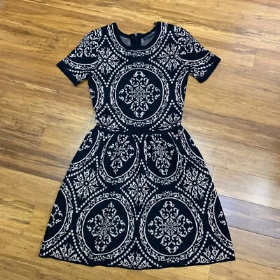 Vestido de punto Romeo + Juliet Couture para mujer corte pequeño y estampado de medallón acampanado negro Foto 1 de 4